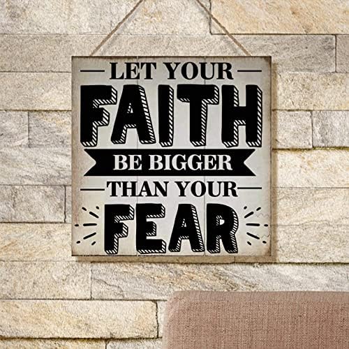 SWAVECAT קיר עיצוב שלט עץ תן ​​לאמונה שלך להיות גדול יותר משלט הפחד שלך עיצוב נוצרי מעודד ציטוט של סימני